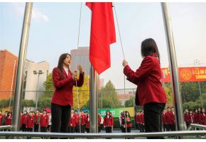 护士美眉被大鸡巴爆操网站升旗仪式：凝心聚力，同心向党